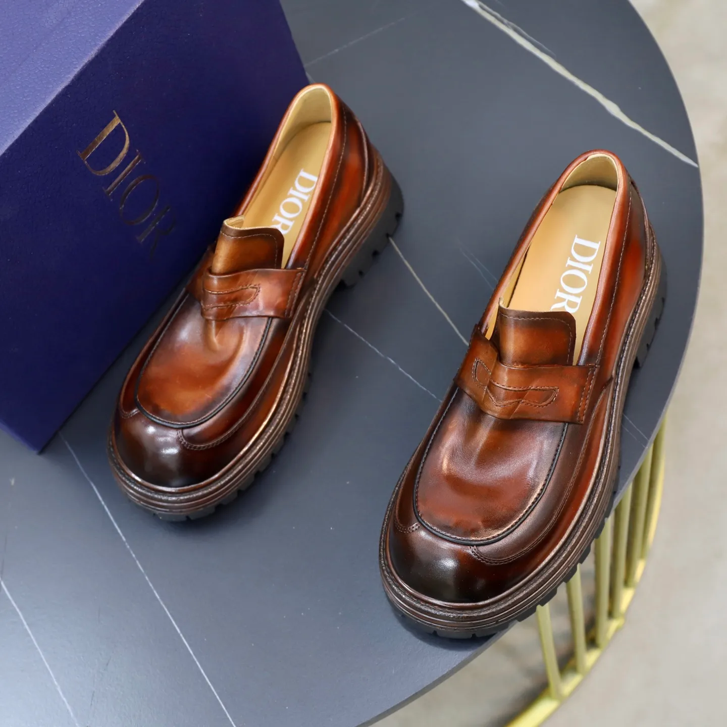 Ex-factory price: 520💰 [Dior] Dior's new casual men's shoes are launched in Hong Kong counters. Official website 1:1 production. Italian washed cowhide + water-dyed leather lining. Designed by European and American masters. Perfect shape to create counter quality, solid color rubber wear-resistant outsole and classic dazzling head! Super versatile and very comfortable. High-end without losing taste, fashionable and novel! ! Absolute focus! 3 colors available! Code number 38-45
